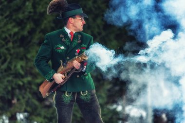 Bad Ischl, Avusturya 31 Aralık 2017, Dischler Derneği'nden atıcılar tarafından gerçekleştirilen kutlama silah sesleri