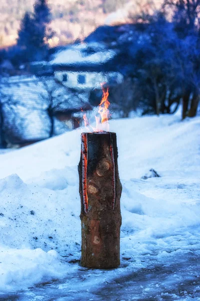 いわゆる スウェーデン キャンドル 木製ログのスロット部分が燃えてください — ストック写真