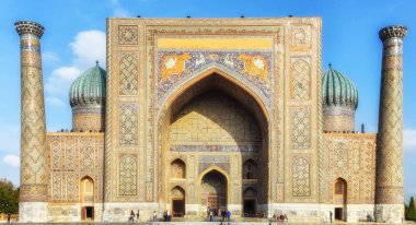 Samarkand, Özbekistan - 12 Ekim 2015: Kaplan mozaik Sher-Dor medrese cephesinde ülkenin sembolü oldu.
