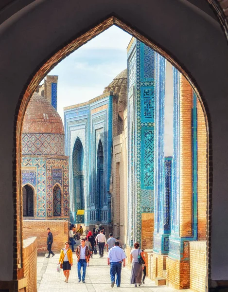 Самарканд Узбекистан Жовтня 2015 Люди Відвідують Історичні Кладовище Шахи Зінда — стокове фото