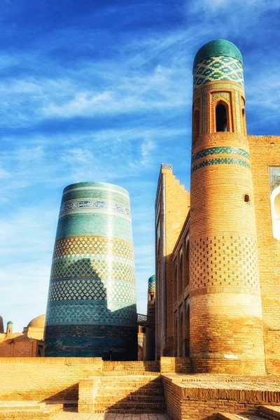 Khiva Uzbekistán Octubre 2015 Minarete Kalta Menor Único Inacabado Cubierto —  Fotos de Stock