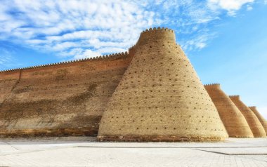 Buhara, Özbekistan'a dev savunmak duvarlar