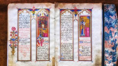 Isfahan, Iran - 03 Ekim 2015: 15 yazılı ve dekore edilmiş dua kitabı içinde Müzesi, Aramenian Apostolik Kutsal İsa Katedrali (Vank Katedrali el)