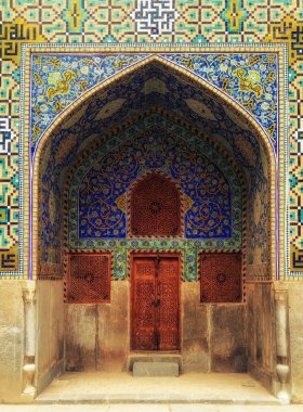 Görünümü güzel oyma ahşap kafes kapı ve pencere kepenkleri Ulu Camii içinde önde gelen mozaik karolar dekore edilmiş büyük bir kemer yol cephesinde