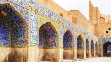 Çarpıcı Şeyh Lütfullah Camii'nın mozaik dekoratif kemer iç onun kare kapalı. Isfahan, Iran.