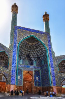 Isfahan, Iran - 02 Ekim 2015: Nakş-ı Cihan Meydanı şehirdeki en güzel yerlerden biri, olağanüstü mimarisi, zengin dış dekorlar ve güzel bahçe turistlerin ilgisini çekmektedir