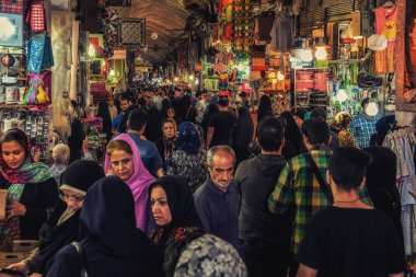 Tahran, Iran - 30 Eylül 2015: Merkez ın Bazaarı insanlar. Kapalı Çarşı, Tahran, İran İran'ın bigest çarşı olduğunu.