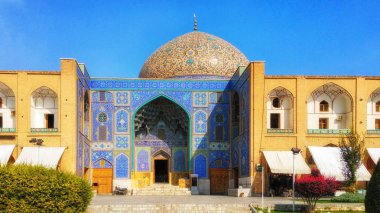 İsfahan, Iran - 01 Ekim 2015: Şeyh Lotfollah Camii önünde öğleden sonra oturma yayalar ile. Olarak da bilinen Lotfallah, Şeyh Lotfollah Camii mimari şaheserler İran mimarisinin biridir