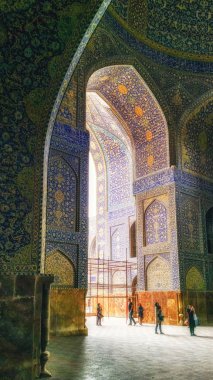 Isfahan, Iran - Ekim 01,2015: Nakş-e cihan Meydanı iç Isfahan, İran'ın Şeyh Lotfollah Camii. Cami İnşaatı 1603 başladı ve 1618 bitmiş.