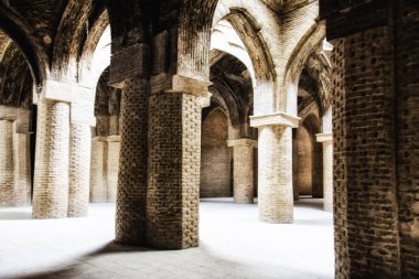 Taj al Molk Jameh Camii güzel iç tuğla ayağı ile eski odası.