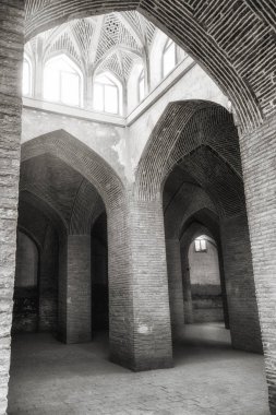 Taj al Molk Jameh Camii güzel iç tuğla ayağı ile eski odası.