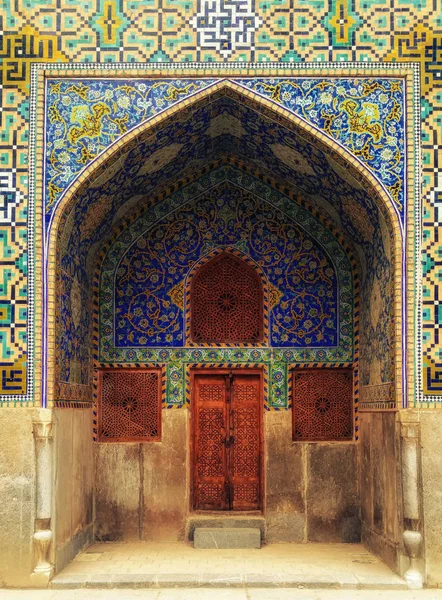 Görünümü güzel oyma ahşap kafes kapı ve pencere kepenkleri Ulu Camii içinde önde gelen mozaik karolar dekore edilmiş büyük bir kemer yol cephesinde