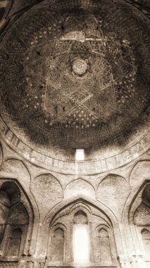 Taj al Molk Jameh Camii güzel iç tuğla ayağı ile eski odası.