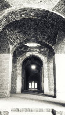 Taj al Molk Jameh Camii güzel iç tuğla ayağı ile eski odası.