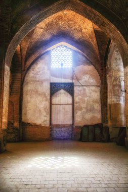 Taj al Molk Jameh Camii güzel iç tuğla ayağı ile eski odası.