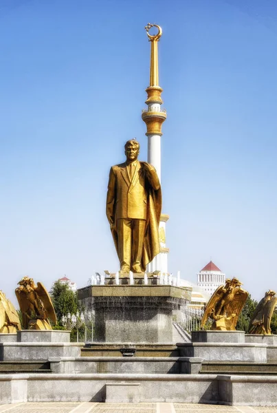 Вид Золоті Staue Першого Президента Туркменського Сапармурат Ніязов Біля Пам — стокове фото