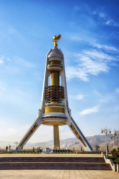 記念碑の中立性のアーチ アシハバード トルクメニスタン — ストック写真