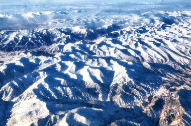 Himalayalar, Asya, Hindistan Tibet Platosu üzerinden ovalarında ayıran bir dağ formu.