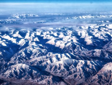 Himalayalar, Asya, Hindistan Tibet Platosu üzerinden ovalarında ayıran bir dağ formu.