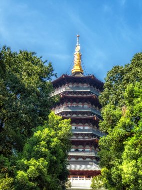 Leifeng Pagoda, Hangzhou pastoral Batı gölde. Çok popüler bir turistik oldu sonra ilk yıl reklam 975 inşa, o 2002 yılında beri yeniden inşa edildi. Zhejiang, Çin
