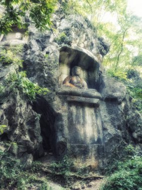 Feilai Feng mağarasını iyi Budist taş oymalar ile. Bunun adı ' buraya uçtu tepe 