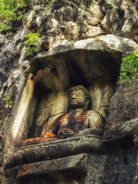 Lingyin Tapınağı 'ndaki (Ruhlar Tapınağı) Feilai Feng' de kaya atölyesi. Çin 'deki en büyük Budist tapınaklarından biri.