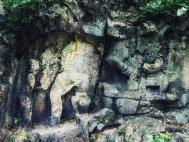 Lingyin Tapınağı 'ndaki (Ruhlar Tapınağı) Feilai Feng' de kaya atölyesi. Çin 'deki en büyük Budist tapınaklarından biri.