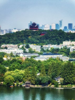 Wushan Hill, Hangzhou Cheng Huang Tapınağı. Site ve büyük bir yeni inşaat, 1990 yılında inşa sahip. Batı Gölü ve Güney Hangzhou mükemmel manzarasına sahiptir.