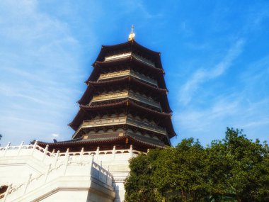 Leifeng Pagoda beş kat uzun kule günbatımı tepenin güneyinde Hangzhou Batı Gölü üzerinde bulunan sekiz yanlarıyla olduğunu.