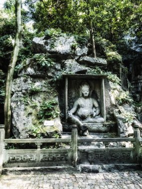 Feilai Feng mağarasını iyi Budist taş oymalar önünde Lingyin Tapınağı, Hangzhou, Çin - görüntü ile