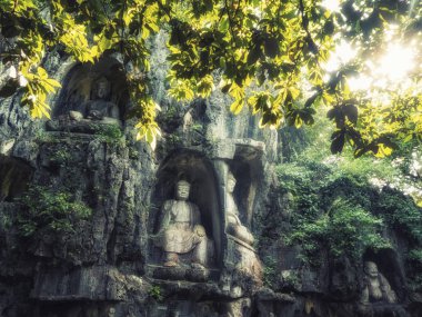 Feilai Feng mağarasını iyi Budist taş oymalar ile. Bunun adı ' buraya uçtu tepe 