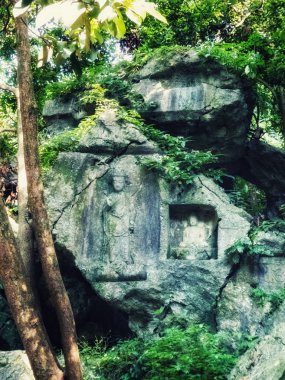 Lingyin Tapınağı 'ndaki (Ruhlar Tapınağı) Feilai Feng' de kaya atölyesi. Çin 'deki en büyük Budist tapınaklarından biri.