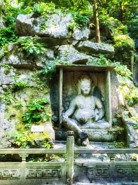 Feilai Feng mağarasını iyi Budist taş oymalar önünde Lingyin Tapınağı, Hangzhou, Çin - görüntü ile