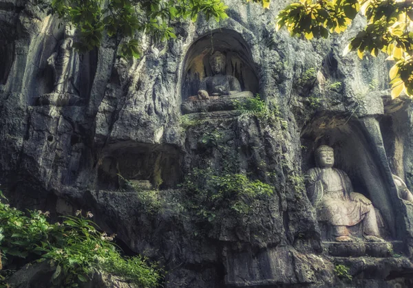 細かい仏教石彫刻と飛来峰石窟 それと呼ばれる 誘惑飛んだピーク 空飛ぶピーク や霊隠寺の向かいにあります — ストック写真
