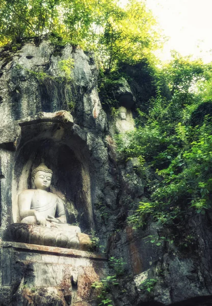 Grutas Feilai Feng Com Belas Esculturas Pedra Budista Frente Templo — Fotografia de Stock