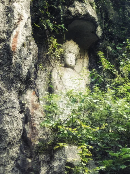 中国杭州霊隠寺の前で細かい仏教の石の彫刻と飛来峰石窟 — ストック写真