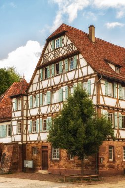 Manastırda, UNESCO Dünya Miras Listesi parçası Tudor tarzı evler.