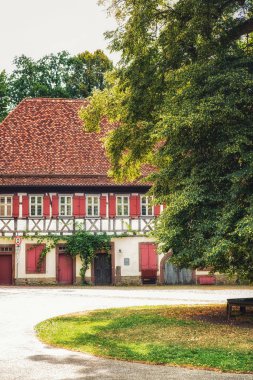 Manastırda, UNESCO Dünya Miras Listesi parçası Tudor tarzı evler