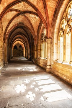 Maulbronn, Almanya - 15 Ağustos 2018: Cloister, Maulbronn Manastırı (Kloster Maulbronn), eski bir Roma Katolik Cistercian Manastırı. 1993 yılından bu yana Dünya Mirası