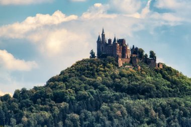 Hechingen, Almanya - 17 Ağustos 2018: Hohenzollern Kalesi ve güzel cennet Kara Orman, Almanya