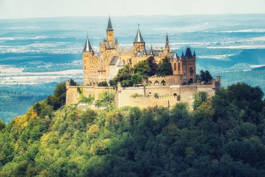 Hechingen, Almanya - 17 Ağustos 2018: Almanca Kaiser's Hohenzollern Kalesi, Stuttgart, Almanya tarafından kara orman içinde yer alan
