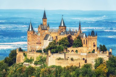 Hechingen, Almanya - 17 Ağustos 2018: Hava görünümünü ünlü Hohenzollern Kalesi, atalarının koltuk Hohenzollern İmparatorluk ev ve bir Avrupa'nın en çok ziyaret edilen kale, güzel altın akşam ışığı, Baden Wurttemberg, Almanya
