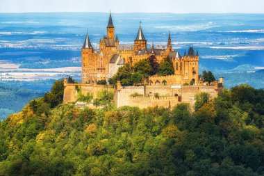 Hechingen, Almanya - 17 Ağustos 2018: Almanca Kaiser's Hohenzollern Kalesi, Stuttgart, Almanya tarafından kara orman içinde yer alan