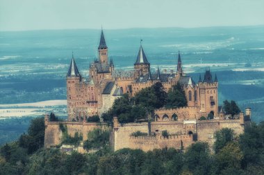 Hechingen, Almanya - 17 Ağustos 2018: Hava görünümünü ünlü Hohenzollern Kalesi, atalarının koltuk Hohenzollern İmparatorluk ev ve bir Avrupa'nın en çok ziyaret edilen kale, güzel altın akşam ışığı, Baden Wurttemberg, Almanya