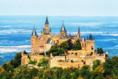 Hechingen, Almanya - 17 Ağustos 2018: Hava görünümünü ünlü Hohenzollern Kalesi, atalarının koltuk Hohenzollern İmparatorluk ev ve bir Avrupa'nın en çok ziyaret edilen kale, güzel altın akşam ışığı, Baden Wurttemberg, Almanya
