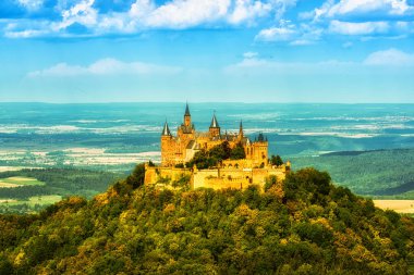 Hechingen, Almanya - 17 Ağustos 2018: Hava görünümünü ünlü Hohenzollern Kalesi, atalarının koltuk Hohenzollern İmparatorluk ev ve bir Avrupa'nın en çok ziyaret edilen kale, güzel altın akşam ışığı, Baden Wurttemberg, Almanya
