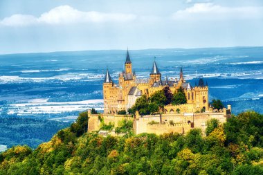 Hechingen, Almanya - 17 Ağustos 2018: Ünlü Hohenzollern Kalesi sonbahar renkleri ile ormanlık bir tepe üzerinde hava görünümünü. Hechingen, Baden Wurttemberg, Almanya.