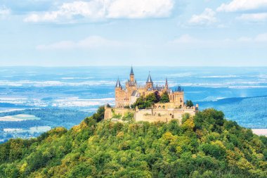 Hechingen, Almanya - 17 Ağustos 2018: Hohenzollern Kalesi üstüne Dağı Hohenzollern sadece 31 mil güneyinde Alman şehri, Stuttgart, Baden Wurttemberg oturur. Alman İmparatorluğu haline geldi Hohenzollern ailesinin evi olduğunu.