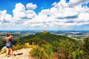 Hechingen, Almanya - 17 Ağustos 2018: genç kadın turist ünlü Hohenzollern Kalesi güneşli bir günde, Almanya arıyorsunuz