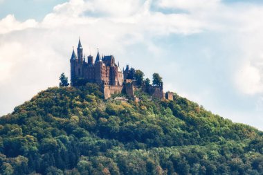 Hechingen, Almanya - 17 Ağustos 2018: Ünlü Hohenzollern Kalesi sonbahar renkleri ile ormanlık bir tepe üzerinde hava görünümünü. Hechingen, Baden Wurttemberg, Almanya.